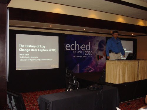 Pinal Dave presenting the change data capture session at TechEd Sri Lanka, with the session title on the left screen